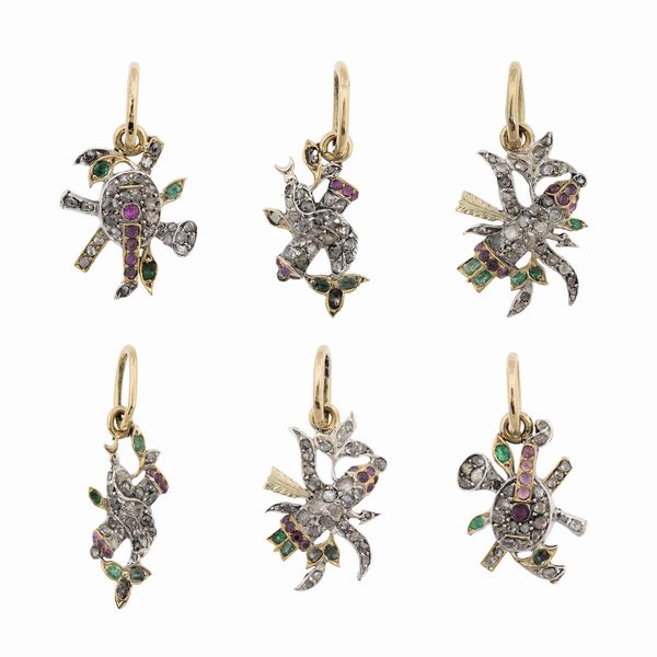 Sei antichi charms in oro e argento  - Asta Gioielli Orologi Bijoux Vintage Web Only - Associazione Nazionale - Case d'Asta italiane