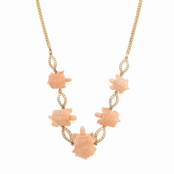 Collana in oro giallo 18kt e tartarughe in corallo rosa  - Asta Gioielli Orologi Bijoux Vintage Web Only - Associazione Nazionale - Case d'Asta italiane