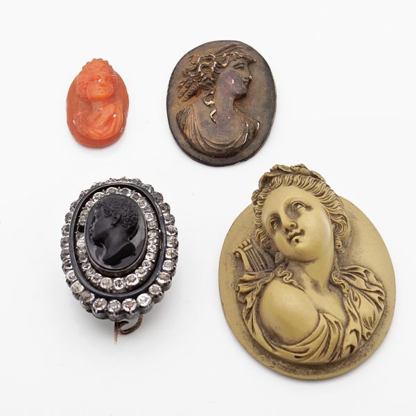 Quattro cammei ovali scolpiti ad altorilievo  - Asta Gioielli Orologi Bijoux Vintage Web Only - Associazione Nazionale - Case d'Asta italiane