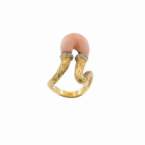 Anello in oro giallo 18kt corallo rosa e diamanti  - Asta Gioielli Orologi Bijoux Vintage Web Only - Associazione Nazionale - Case d'Asta italiane