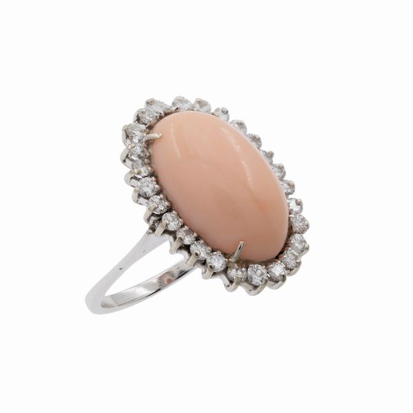 Anello in oro bianco 18kt corallo rosa e diamanti  - Asta Gioielli Orologi Bijoux Vintage Web Only - Associazione Nazionale - Case d'Asta italiane