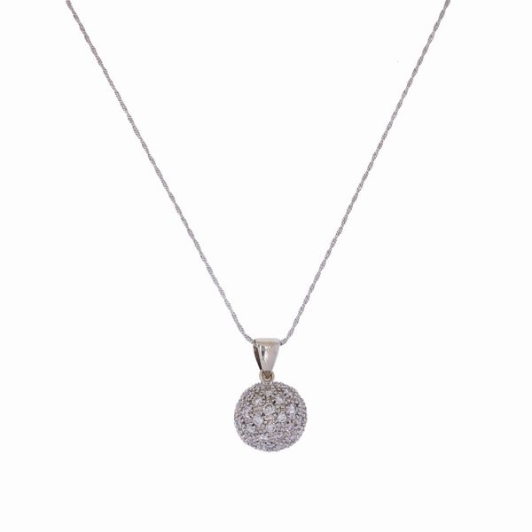 Collana con sfera pendente in oro bianco 18kt e diamanti  - Asta Gioielli Orologi Bijoux Vintage Web Only - Associazione Nazionale - Case d'Asta italiane