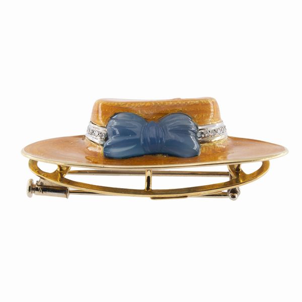 Gianni Carità spilla cappello in oro giallo 18kt e smalto policromo  - Asta Gioielli Orologi Bijoux Vintage Web Only - Associazione Nazionale - Case d'Asta italiane