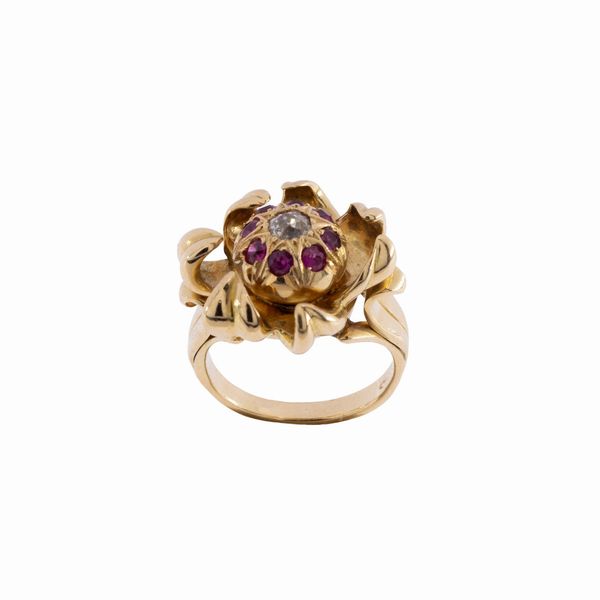 Anello fiore in oro giallo 18kt diamante e rubini  - Asta Gioielli Orologi Bijoux Vintage Web Only - Associazione Nazionale - Case d'Asta italiane