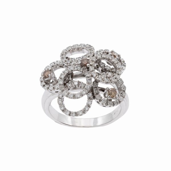 Anello cerchi in oro bianco 18kt e diamanti  - Asta Gioielli Orologi Bijoux Vintage Web Only - Associazione Nazionale - Case d'Asta italiane