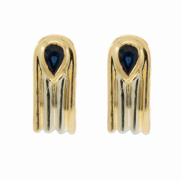 Orecchini a lobo in oro a due colori 18kt e zaffiri a goccia  - Asta Gioielli Orologi Bijoux Vintage Web Only - Associazione Nazionale - Case d'Asta italiane