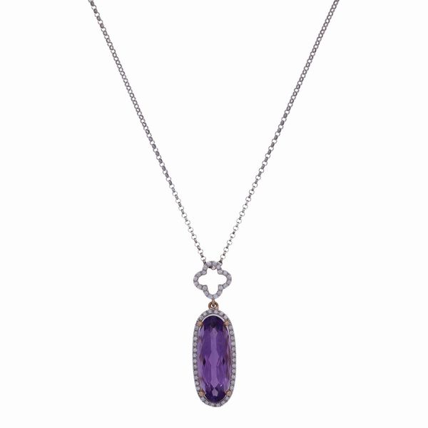 Collana con pendente in oro rosso e bianco 18kt con ametista  - Asta Gioielli Orologi Bijoux Vintage Web Only - Associazione Nazionale - Case d'Asta italiane