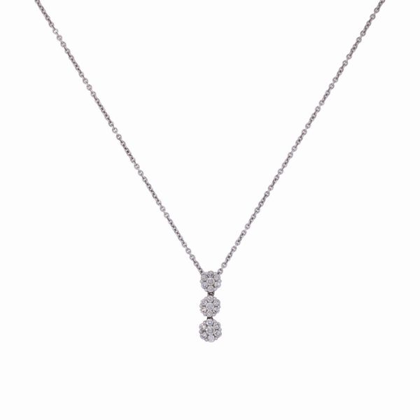 Collana con pendente a tre fiori  in oro bianco 18kt e diamanti  - Asta Gioielli Orologi Bijoux Vintage Web Only - Associazione Nazionale - Case d'Asta italiane