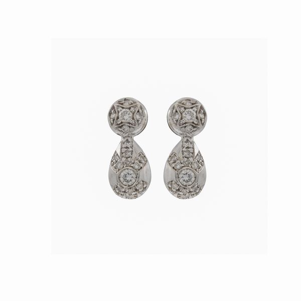 Orecchini pendenti in oro bianco 18kt e diamanti  - Asta Gioielli Orologi Bijoux Vintage Web Only - Associazione Nazionale - Case d'Asta italiane