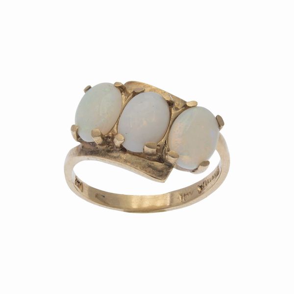 Anello in oro giallo 14kt e tre opali arlecchino  - Asta Gioielli Orologi Bijoux Vintage Web Only - Associazione Nazionale - Case d'Asta italiane