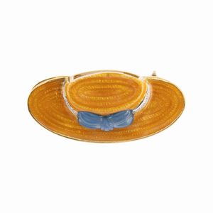 Gianni Carità spilla cappello in oro giallo 18kt e smalto policromo  - Asta Gioielli Orologi Bijoux Vintage Web Only - Associazione Nazionale - Case d'Asta italiane