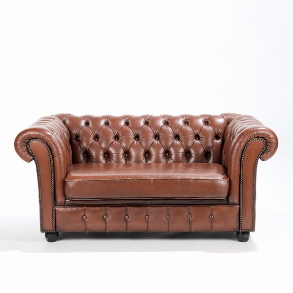 Divano in stile Chesterfield imbottito con rivestimento in cuoio capitonné  - Asta LA CASA DELL'ARCHITETTO Asta di Design - Associazione Nazionale - Case d'Asta italiane