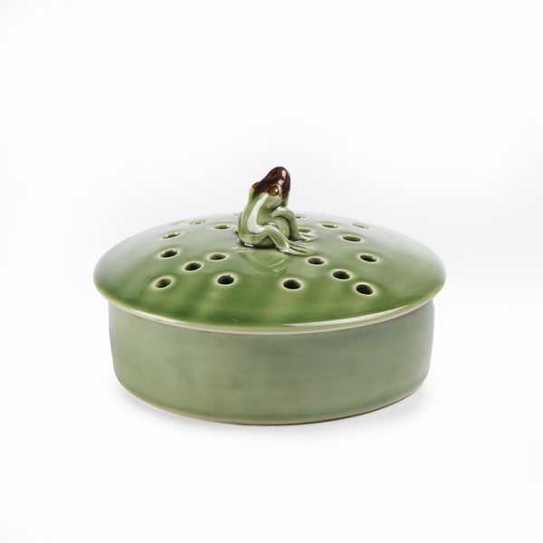 Ciotola in ceramica verde con presa del coperchio a rana  - Asta LA CASA DELL'ARCHITETTO Asta di Design - Associazione Nazionale - Case d'Asta italiane