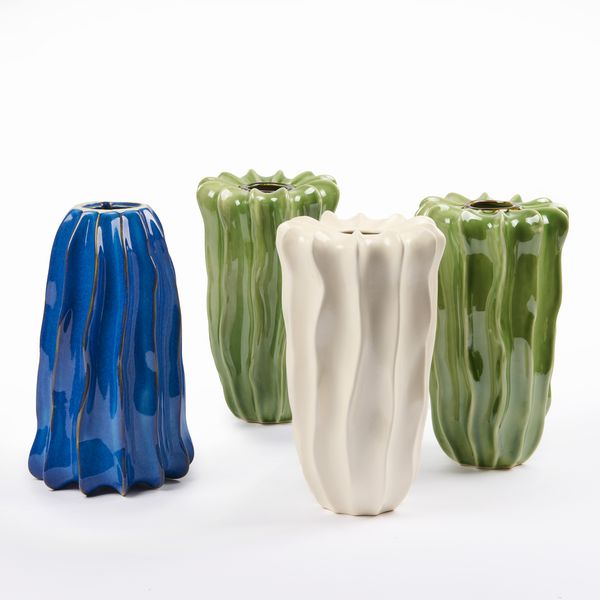 Quattro vasi in ceramica costolata colorata  - Asta LA CASA DELL'ARCHITETTO Asta di Design - Associazione Nazionale - Case d'Asta italiane