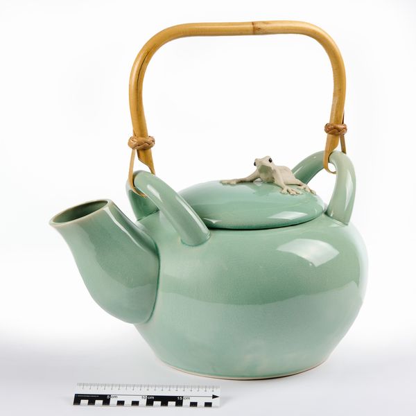 Grande teiera in ceramica verde con presa del coperchio a rana e manico in bambù  - Asta LA CASA DELL'ARCHITETTO Asta di Design - Associazione Nazionale - Case d'Asta italiane