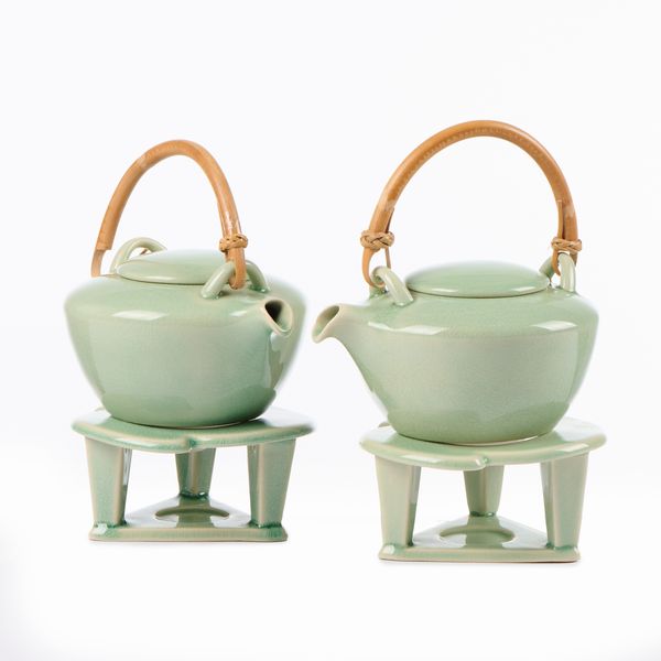 Coppia di teiere in ceramica verde con manico in bambù  - Asta LA CASA DELL'ARCHITETTO Asta di Design - Associazione Nazionale - Case d'Asta italiane