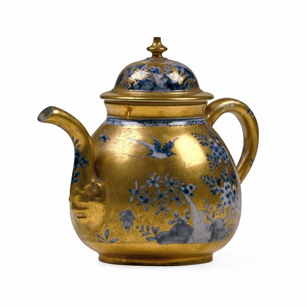 Teiera<BR>Meissen, verso il 1725<BR>Decorazione in oro, probabilmente Augsburg, 1730 circa<BR>  - Asta Maioliche e Porcellane - Associazione Nazionale - Case d'Asta italiane