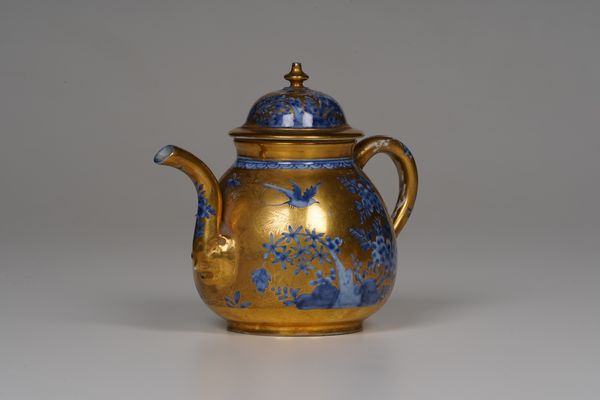 Teiera<BR>Meissen, verso il 1725<BR>Decorazione in oro, probabilmente Augsburg, 1730 circa<BR>  - Asta Maioliche e Porcellane - Associazione Nazionale - Case d'Asta italiane