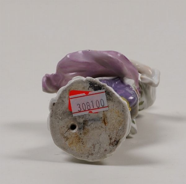 Figurina di venditore di limoni<BR>Meissen, 1755 circa<BR>Modello di Friedrich Elias Meyer<BR>  - Asta Maioliche e Porcellane - Associazione Nazionale - Case d'Asta italiane