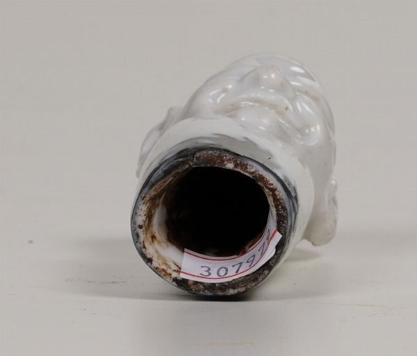 Pomo da bastone<BR>Probabilmente Francia, Manifattura di Saint Cloud, secondo terzo del XVIII secolo<BR>  - Asta Maioliche e Porcellane - Associazione Nazionale - Case d'Asta italiane