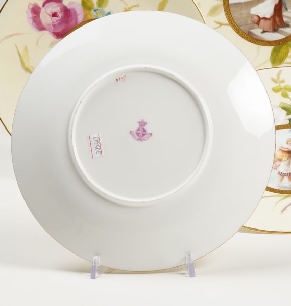 Dodici eccezionali piatti <BR>Inghilterra, Manifattura Minton, ultimo quarto del XIX secolo<BR>Per George C. Shreve & Co., San Francisco<BR>  - Asta Maioliche e Porcellane - Associazione Nazionale - Case d'Asta italiane