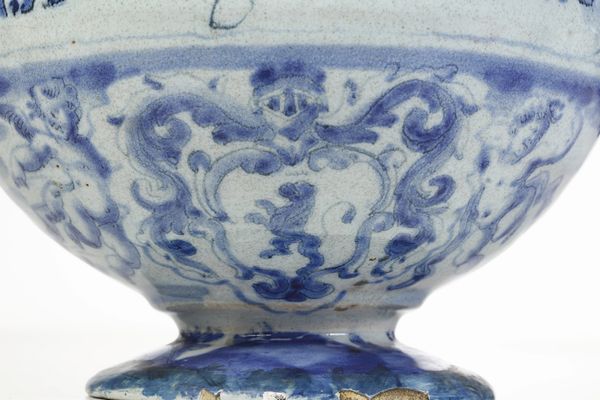 Vaso da elettuari<BR>Savona, fabbrica della società Chiodo e Peirano, probabilmente inizio del XVIII secolo<BR>  - Asta Maioliche e Porcellane - Associazione Nazionale - Case d'Asta italiane