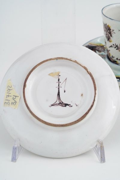 Coppia di tazze con piattino “trembleuse”<BR>Savona, Manifattura Chiodo, circa metà del XVIII secolo<BR>  - Asta Maioliche e Porcellane - Associazione Nazionale - Case d'Asta italiane