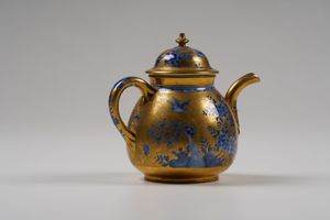 Teiera<BR>Meissen, verso il 1725<BR>Decorazione in oro, probabilmente Augsburg, 1730 circa<BR>  - Asta Maioliche e Porcellane - Associazione Nazionale - Case d'Asta italiane
