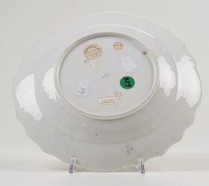 Raro piatto firmato<BR>Meissen, 1750 circa<BR>Decorazione: August Otto Ernst von dem Busch, 1760-1770 circa<BR>  - Asta Maioliche e Porcellane - Associazione Nazionale - Case d'Asta italiane