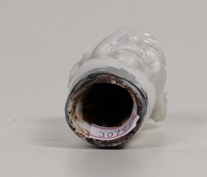 Pomo da bastone<BR>Probabilmente Francia, Manifattura di Saint Cloud, secondo terzo del XVIII secolo<BR>  - Asta Maioliche e Porcellane - Associazione Nazionale - Case d'Asta italiane