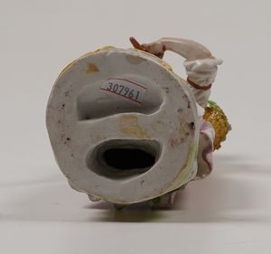 Figurina di contadina.<BR>Probabilmente Veneto, verso la fine del XVIII secolo.  - Asta Maioliche e Porcellane - Associazione Nazionale - Case d'Asta italiane