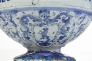 Vaso da elettuari<BR>Savona, fabbrica della società Chiodo e Peirano, probabilmente inizio del XVIII secolo<BR>  - Asta Maioliche e Porcellane - Associazione Nazionale - Case d'Asta italiane