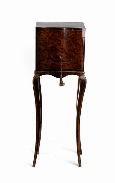 Tahan à Paris. Jean-Pierre Alexandre Tahan : Mobiletto porta tÃ¨ francese con contenitori in argento  - Asta  Arredi Antichi, Oggetti d'Arte, Curiosities con una selezione di tappeti - Associazione Nazionale - Case d'Asta italiane