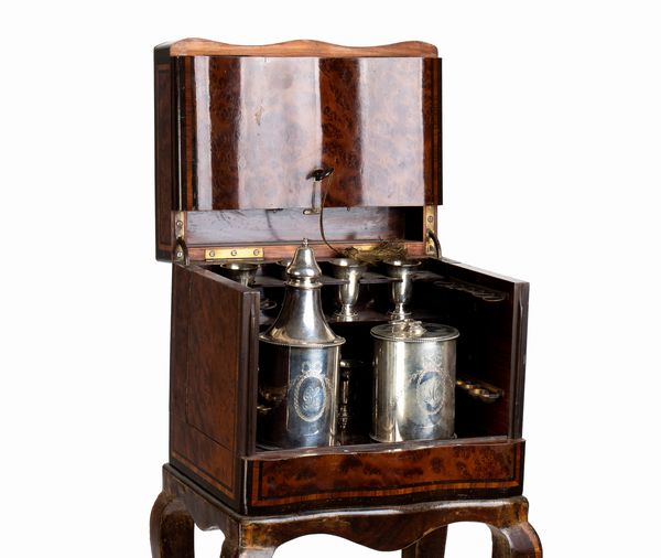 Tahan à Paris. Jean-Pierre Alexandre Tahan : Mobiletto porta tÃ¨ francese con contenitori in argento  - Asta  Arredi Antichi, Oggetti d'Arte, Curiosities con una selezione di tappeti - Associazione Nazionale - Case d'Asta italiane