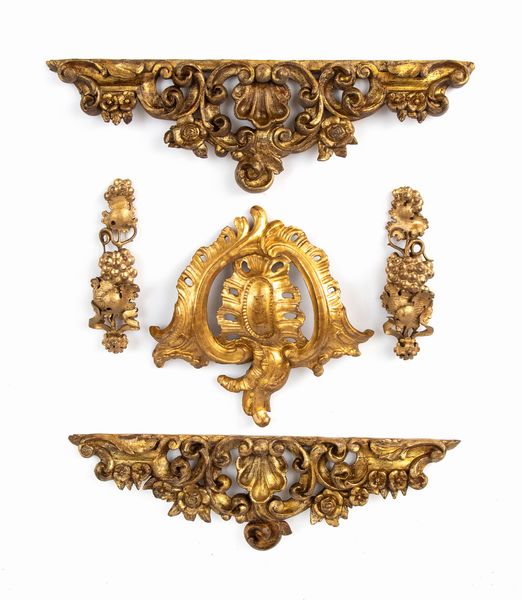 Gruppo di fregi italiani intagliati e dorati, Luigi XVI  - Asta  Arredi Antichi, Oggetti d'Arte, Curiosities con una selezione di tappeti - Associazione Nazionale - Case d'Asta italiane