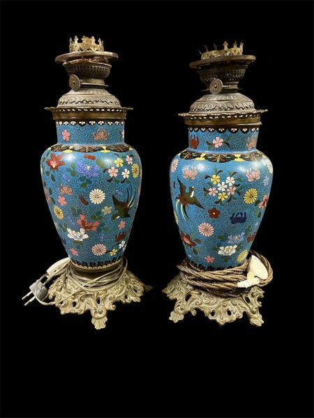 Coppia di lampade francesi in smalto cloisonnÃ©  - Asta  Arredi Antichi, Oggetti d'Arte, Curiosities con una selezione di tappeti - Associazione Nazionale - Case d'Asta italiane