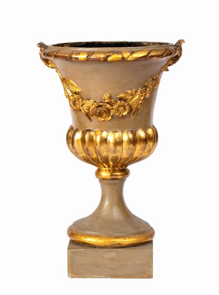 Vaso italiano in legno laccato e dorato  - Asta  Arredi Antichi, Oggetti d'Arte, Curiosities con una selezione di tappeti - Associazione Nazionale - Case d'Asta italiane