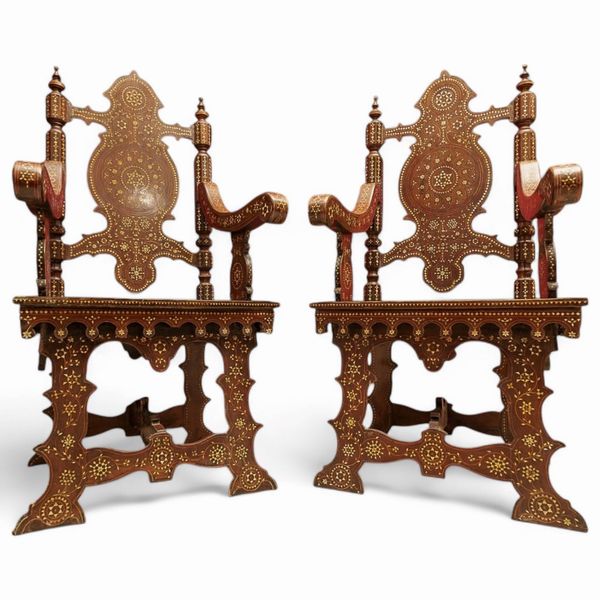 Coppia di troni marocchini intarsiati e intagliati  - Asta  Arredi Antichi, Oggetti d'Arte, Curiosities con una selezione di tappeti - Associazione Nazionale - Case d'Asta italiane