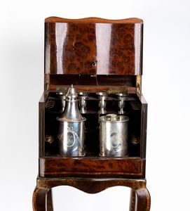 Tahan à Paris. Jean-Pierre Alexandre Tahan : Mobiletto porta tÃ¨ francese con contenitori in argento  - Asta  Arredi Antichi, Oggetti d'Arte, Curiosities con una selezione di tappeti - Associazione Nazionale - Case d'Asta italiane