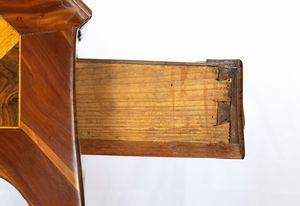 Ribalta italiana Luigi XVI in carrubo  - Asta  Arredi Antichi, Oggetti d'Arte, Curiosities con una selezione di tappeti - Associazione Nazionale - Case d'Asta italiane