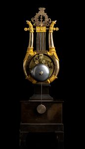 Orologio francese a lira  - Asta  Arredi Antichi, Oggetti d'Arte, Curiosities con una selezione di tappeti - Associazione Nazionale - Case d'Asta italiane