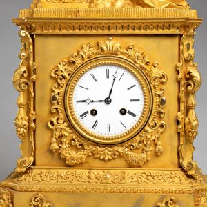 Orologio da appoggio Carlo X francese in bronzo dorato  - Asta  Arredi Antichi, Oggetti d'Arte, Curiosities con una selezione di tappeti - Associazione Nazionale - Case d'Asta italiane