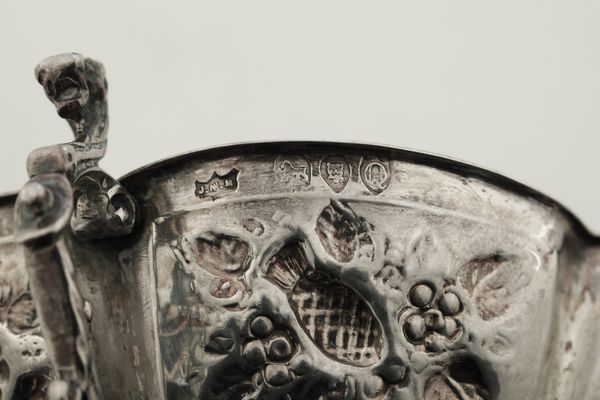 Lotto composto da colino, doppio cucchiaio, coppetta, mostardiera con vetro blu, piccola saliera con vetro blu, lattiera e mug, Inghilterra XIX-XX secolo  - Asta Argenti e Icone - Associazione Nazionale - Case d'Asta italiane