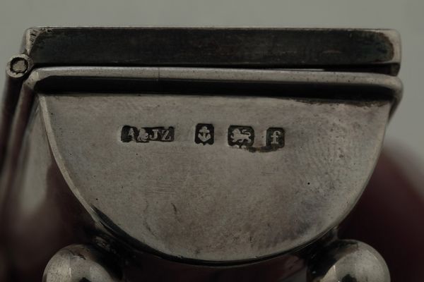 Lotto comprendente cucchiaino, portafiammiferi, portafrancobolli, portafiammiferi da tavolo, piÃ¹ lattiera.Inghilterra XIX-XX secolo  - Asta Argenti e Icone - Associazione Nazionale - Case d'Asta italiane