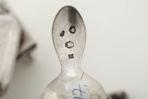 Lotto comprendente cucchiaino, portafiammiferi, portafrancobolli, portafiammiferi da tavolo, piÃ¹ lattiera.Inghilterra XIX-XX secolo  - Asta Argenti e Icone - Associazione Nazionale - Case d'Asta italiane