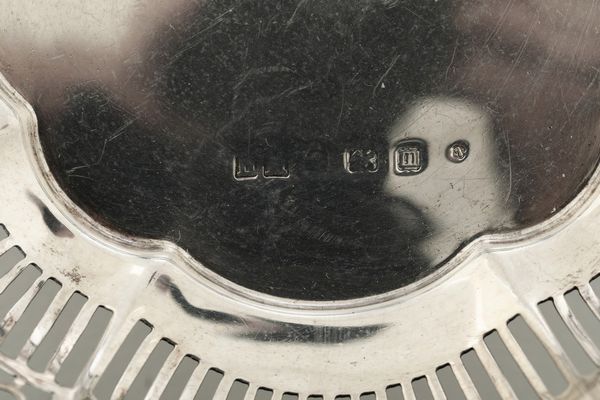 Lotto composto da cestino tondo, cestino ovale scatolina e bugia, Inghilterra XIX-XX secolo  - Asta Argenti e Icone - Associazione Nazionale - Case d'Asta italiane