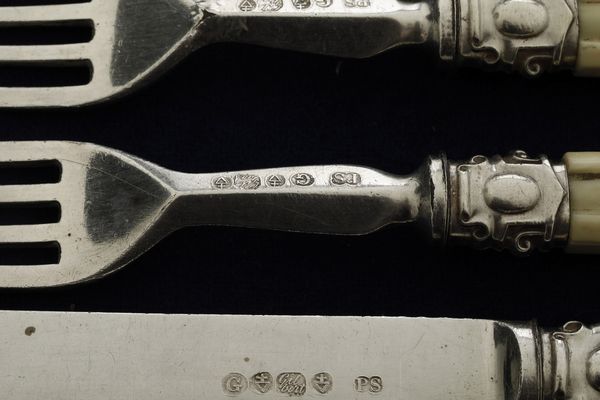 Set di posate da dolce da sei. Inghilterra inizi XX secolo  - Asta Argenti e Icone - Associazione Nazionale - Case d'Asta italiane
