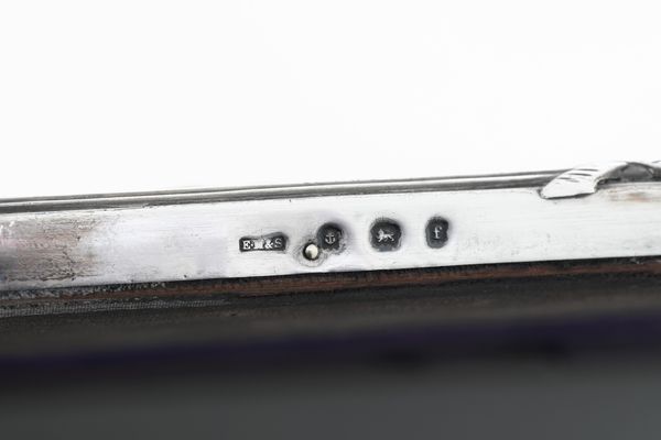 Specchio con cornice in argento. Birmingham 1905, argentiere E. Mander & Sons  - Asta Argenti e Icone - Associazione Nazionale - Case d'Asta italiane