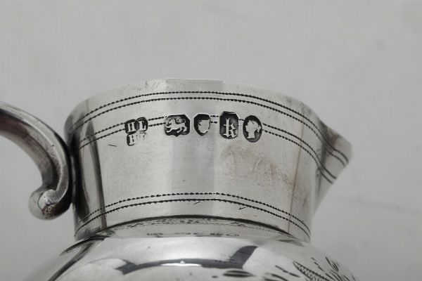 Tabacchiera e piccola lattiera in argento. Inghilterra XX secolo  - Asta Argenti e Icone - Associazione Nazionale - Case d'Asta italiane