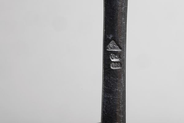 Servizio di posate in argento. Europa centrale (Ungheria?), XX secolo. Argentiere V.J.  - Asta Argenti e Icone - Associazione Nazionale - Case d'Asta italiane